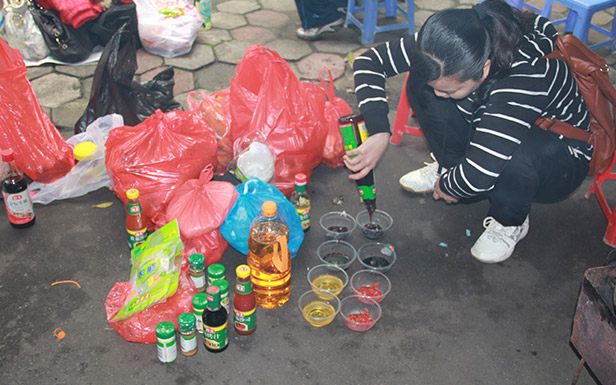 可愛的小謝給大家分燒烤配料