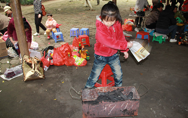 梧桐雨小妹妹在生火，姿勢可標(biāo)準(zhǔn)了！